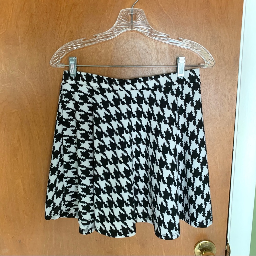 Black and white size large skater mini ski…